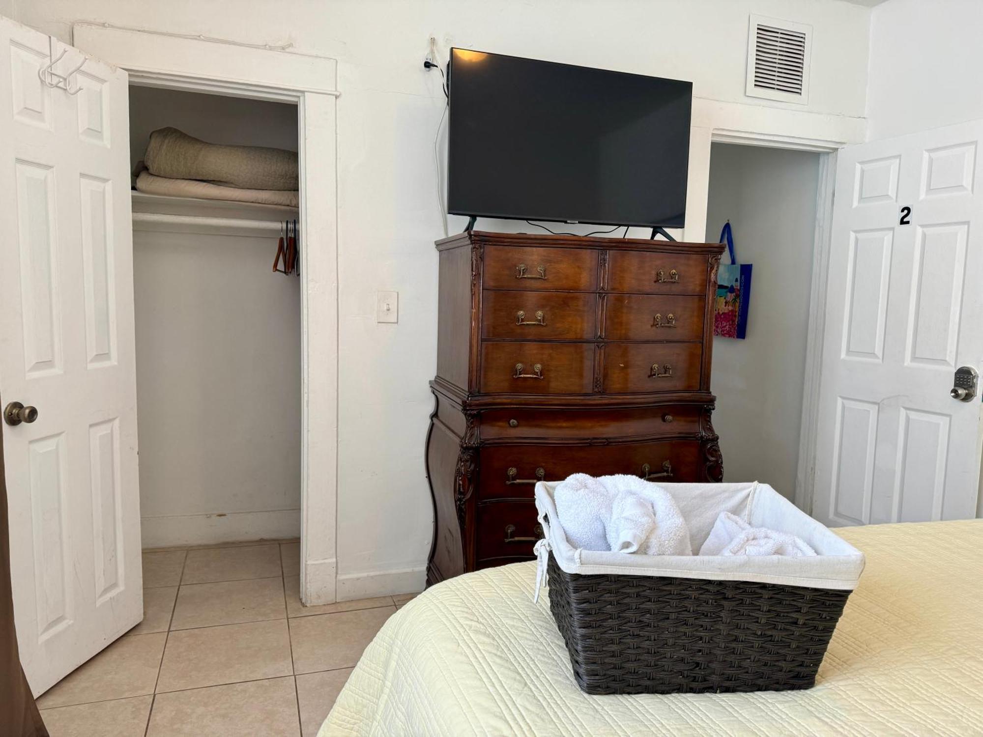 Private At Miami, Buena Vista With Parking *